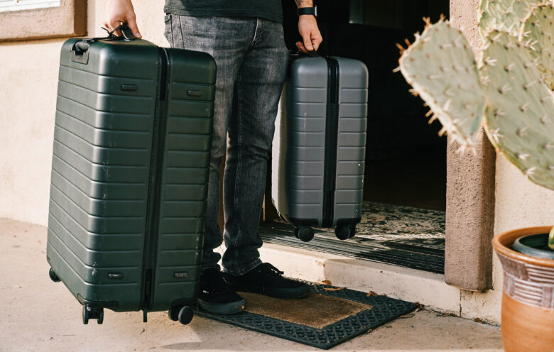 スーツケース2種類を持っている
