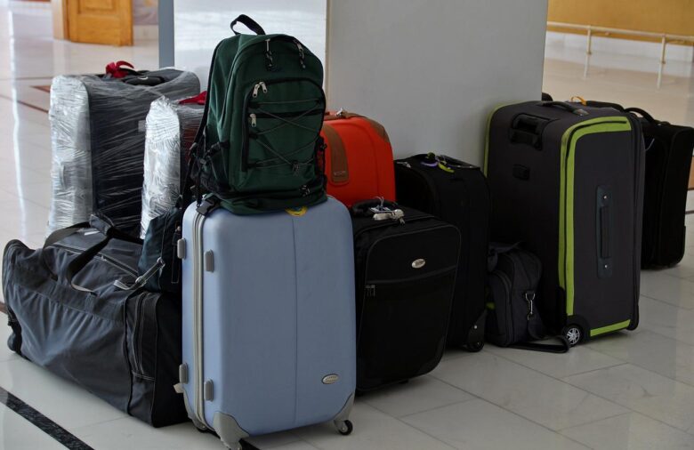 たくさんのスーツケースが置いてある