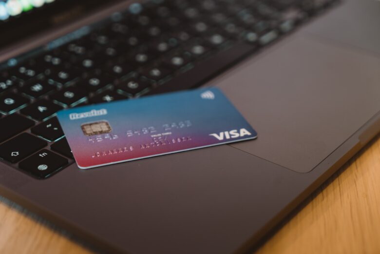 VisaカードとノートPC