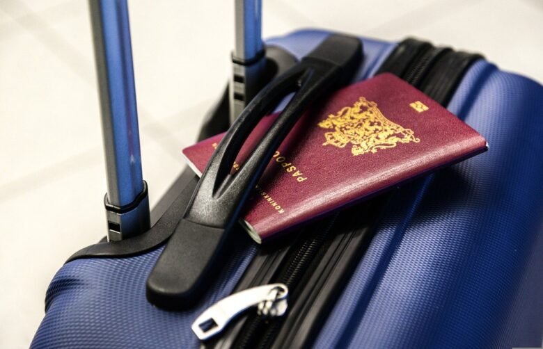スーツケースとパスポート
